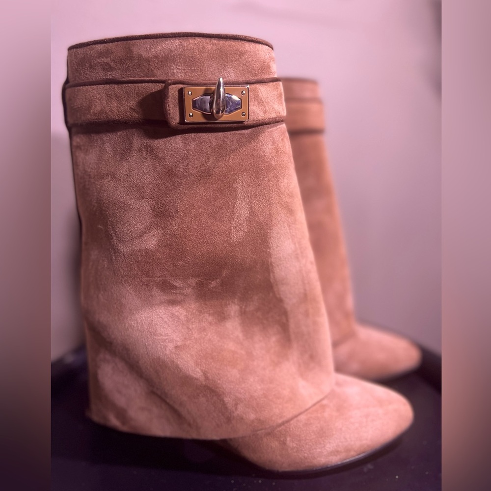 Pre-loved and lightly used these beautiful boots are in excellent condition.